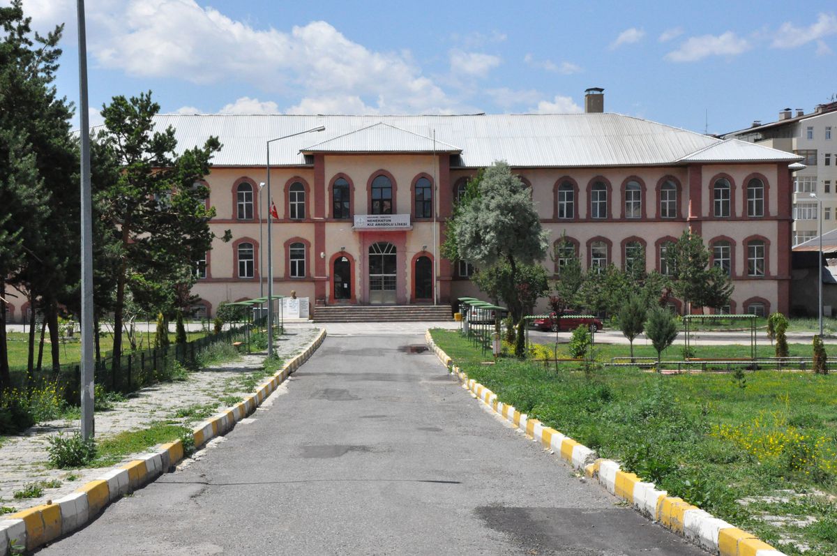 Erzurum\'da Kız Lisesinde Erkek KPSS Adaylarına Kayıt Yasağı İddiası