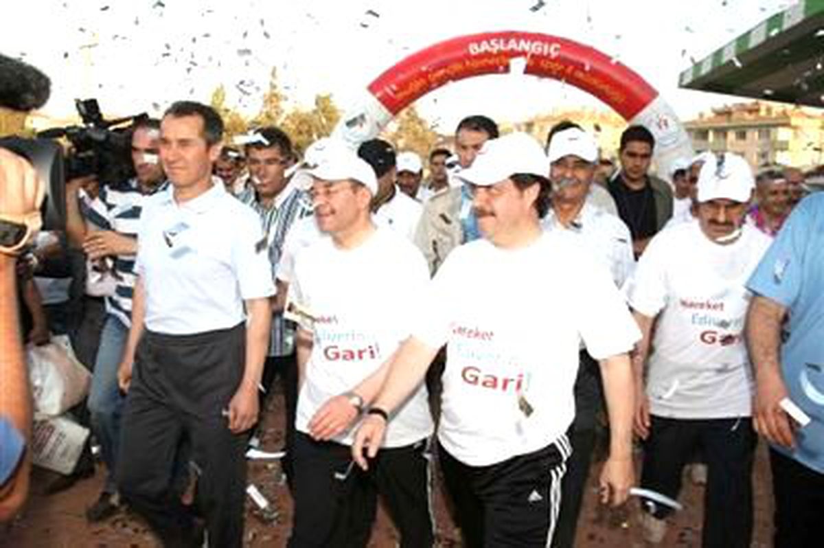 \'Yitivesin Gari\' Deyince, Bakan Akdağ Yürüyüşünü Sonlandırdı "