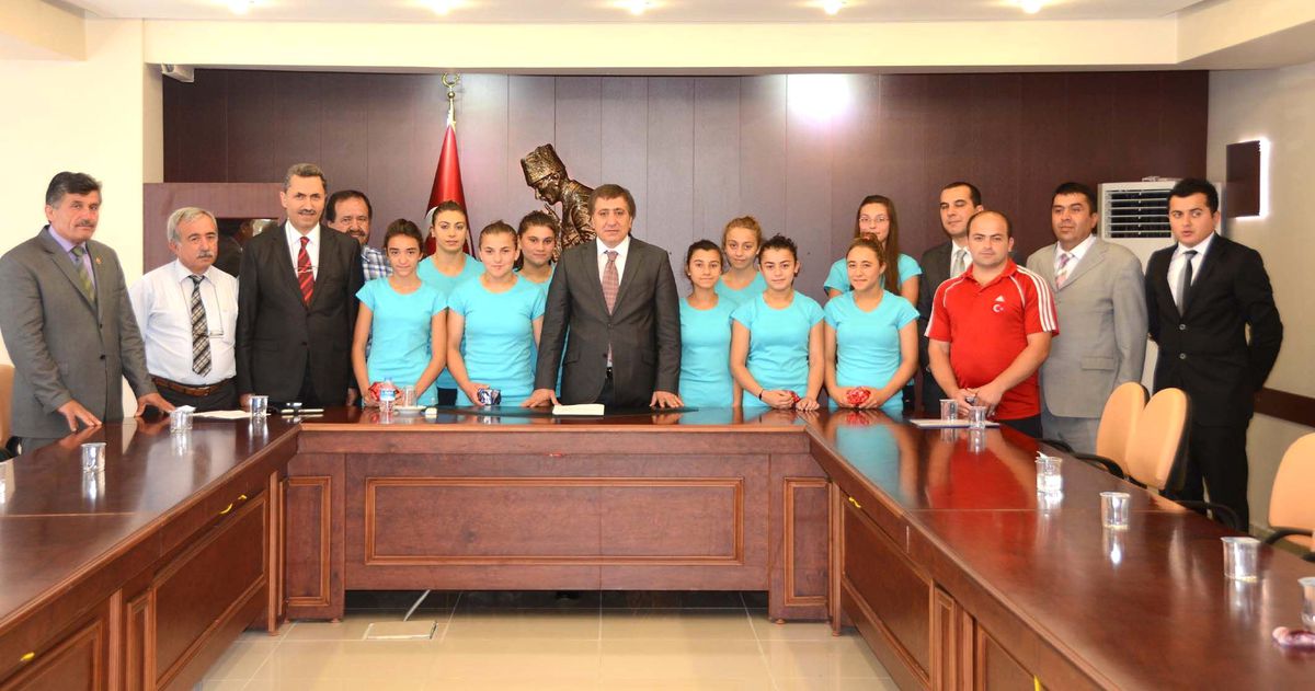 Genç Haltercilerden Karabük Valisi İzzettin Küçük\'e Ziyaret