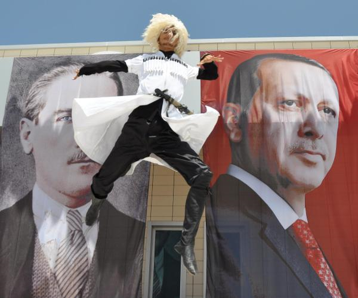 Erdoğan: "Benim Kürt, Azeri ve Türk Kardeşime Hizmet Verecek"