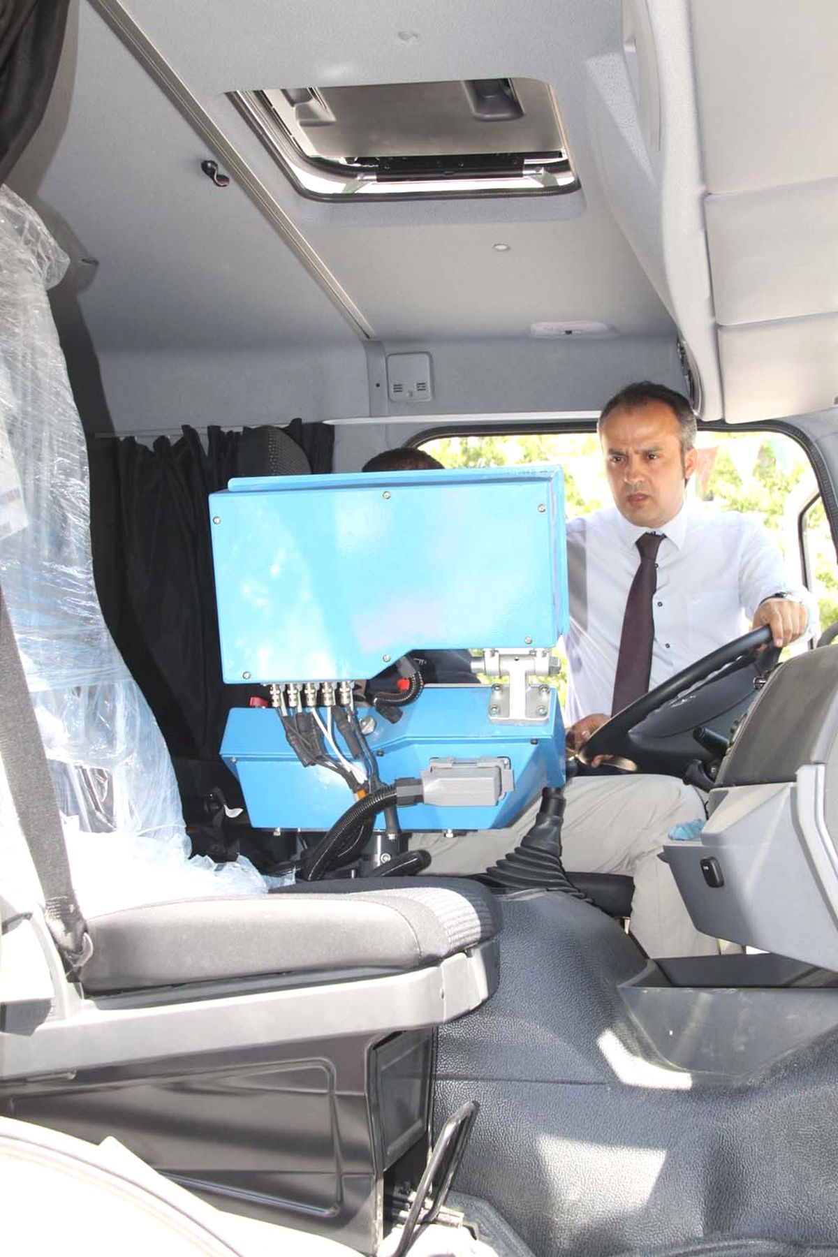 İlk Yeraltı Çöp Konteynırını Başkan Boşalttı