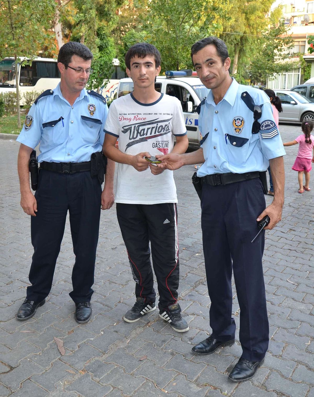 İzmir\'de Cep Telefonu Hırsızlığı