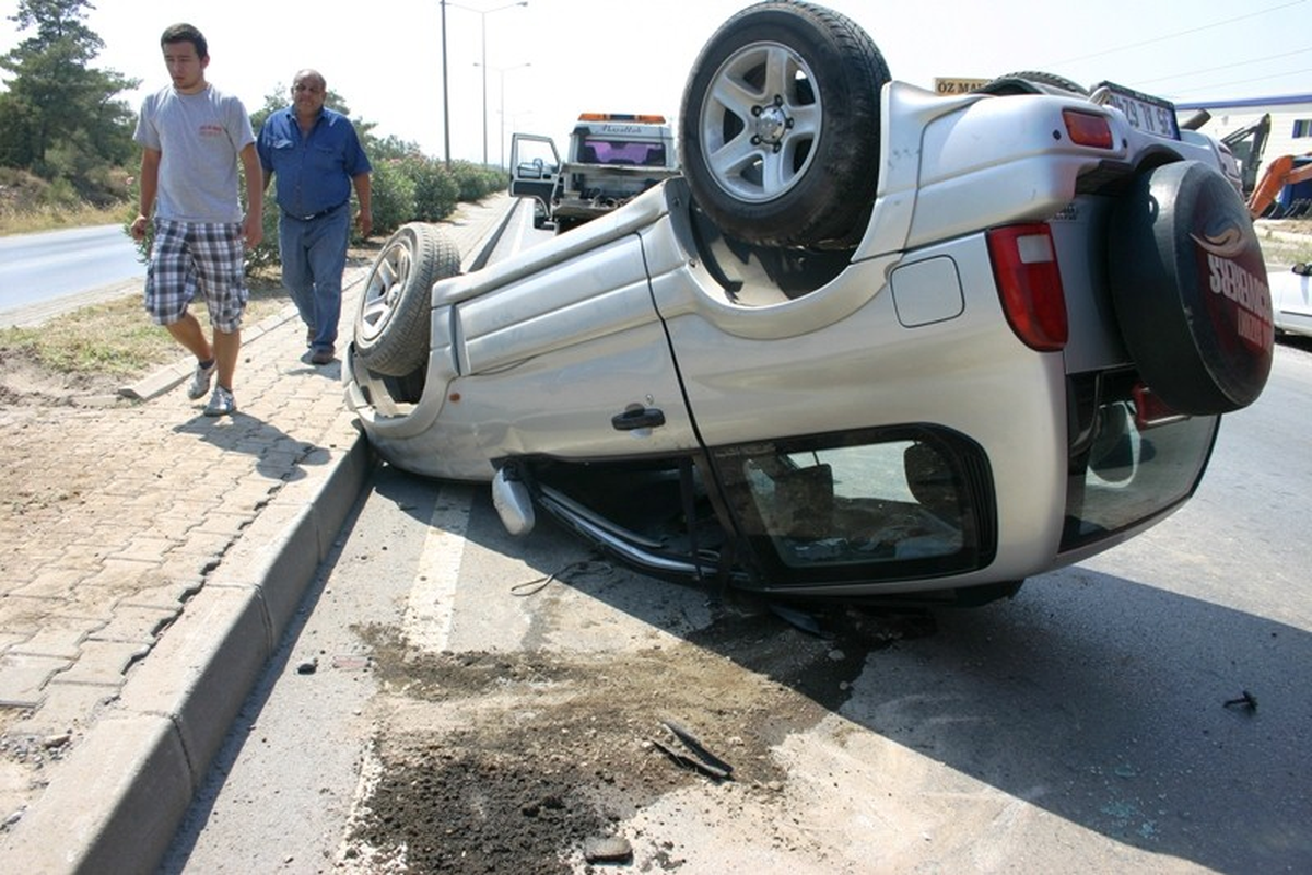 İzmir\'de Trafik Kazası: 2 Yaralı