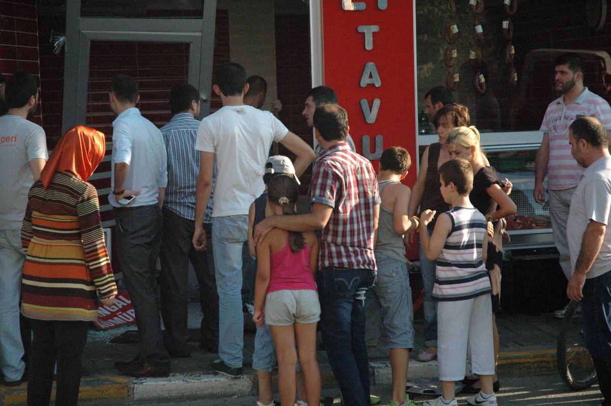 Kamyonetin Çarptığı Araç, Dükkana Girdi