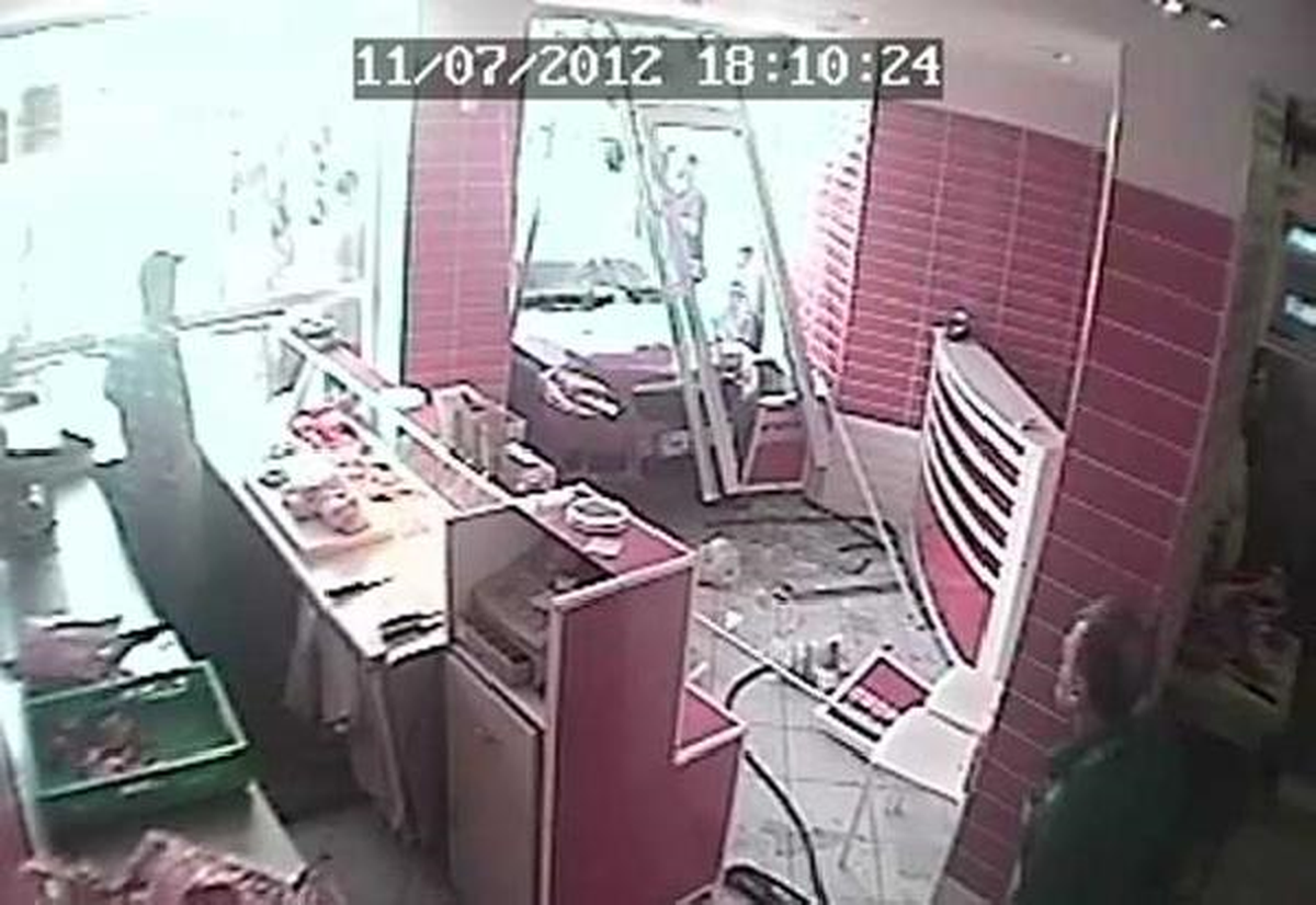 Kamyonetin Çarptığı Otomobil Kasaba Girdi