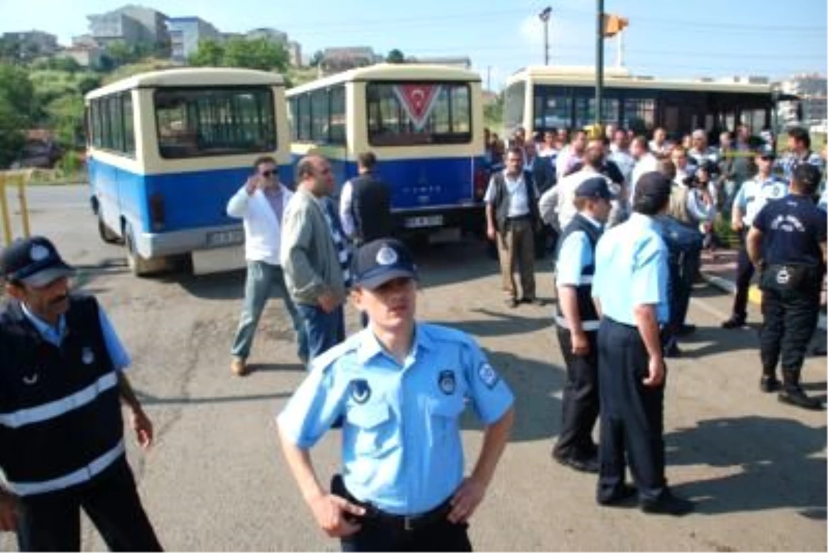 Minibüs Esnafı, İbb\'nin Otobüs İhalesini Protesto Etti