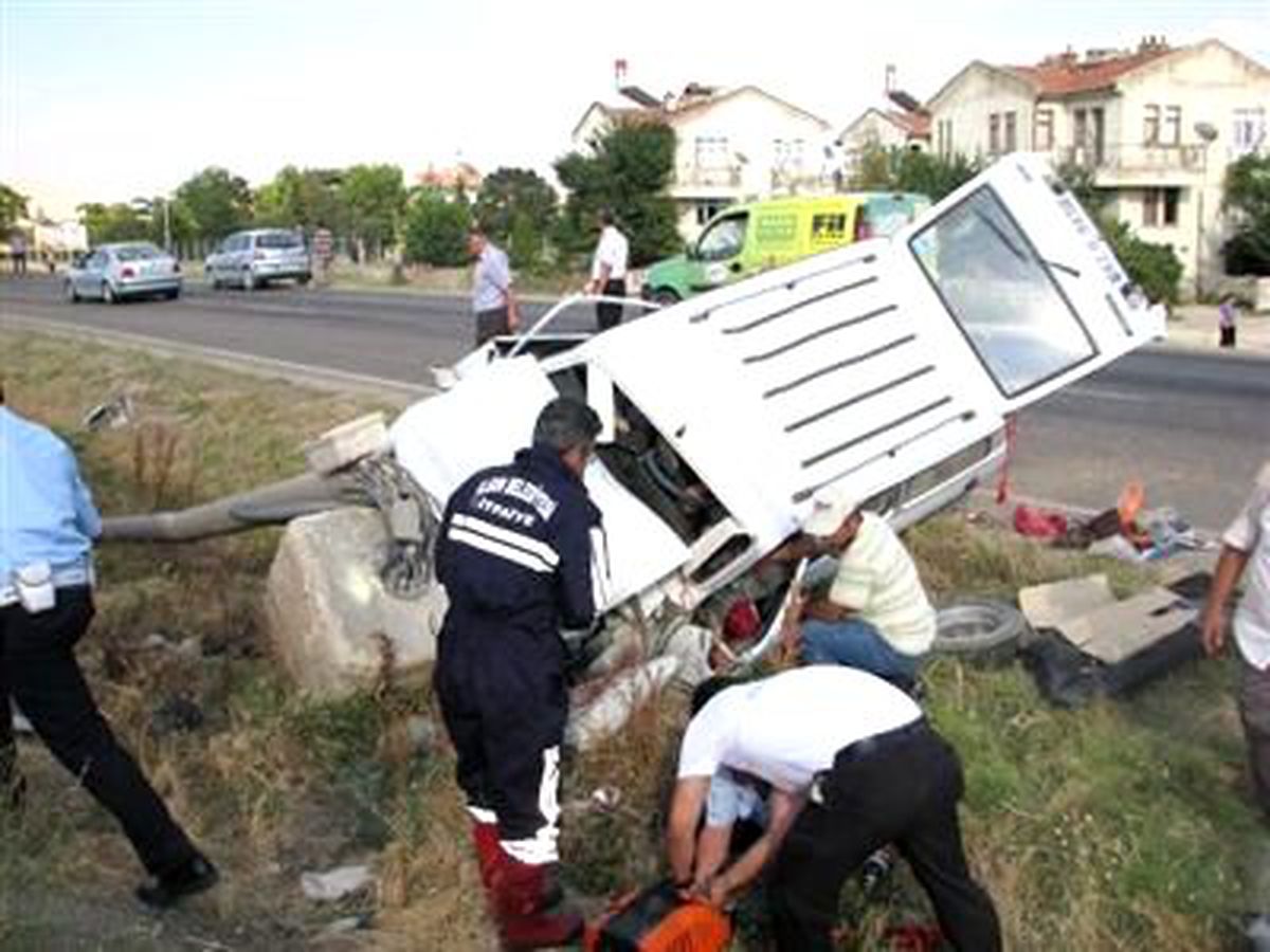 Otomobil Direğe Çarptı: 2 Ölü, 1 Yaralı
