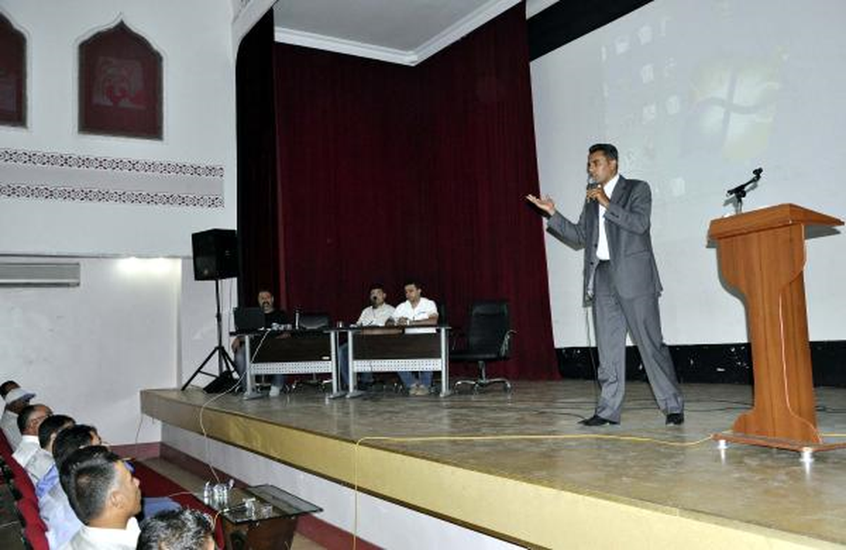 Polisten Temizlik İşçilerine Seminer