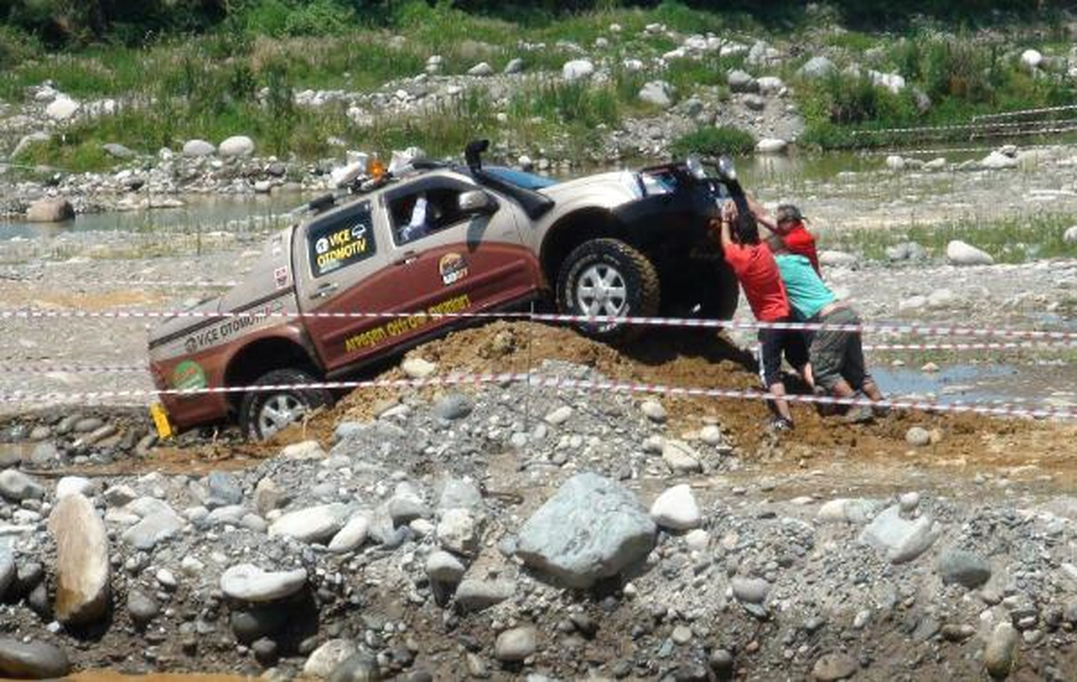 Protokolü Taşıyan Off-Road Aracı Tümseği Aşamadı