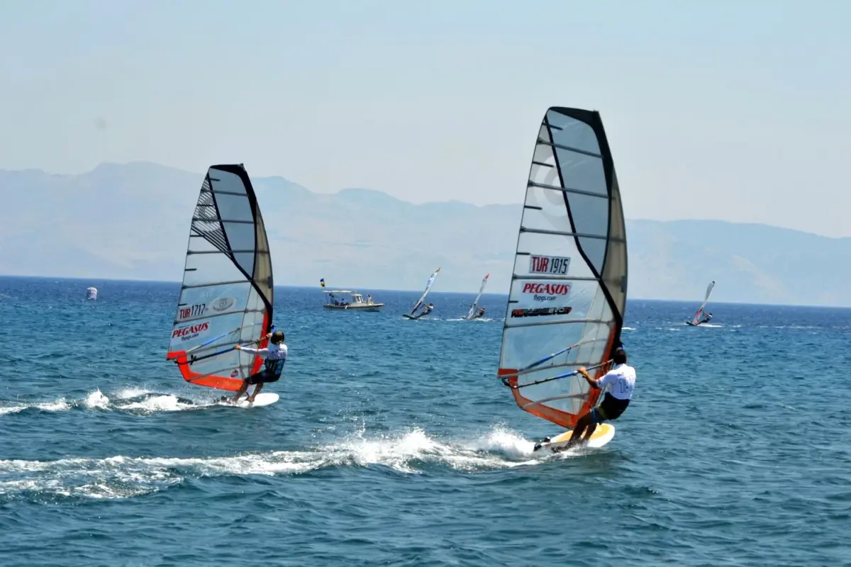 Rüzgarla Yarışanlar Datça\'da Sahne Aldı