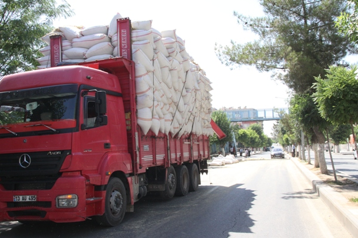 Saman Yüklü Kamyon Üst Geçide Çarptı