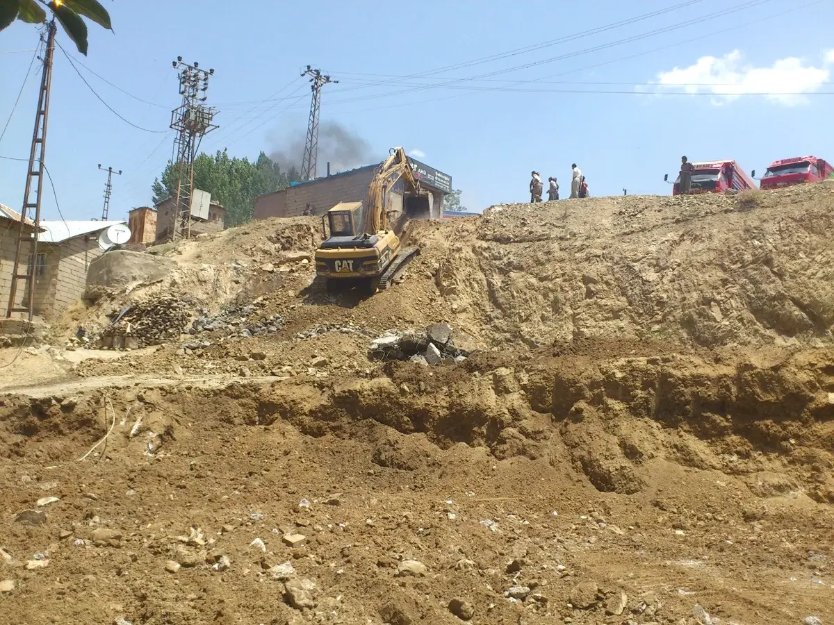 Şemdinli Belediyesi'nden Karşıyaka Mahallesine Yeni Yol