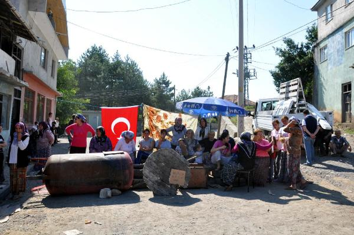 Şemsiye ve Branda Gölgesinde Yol Eylemi
