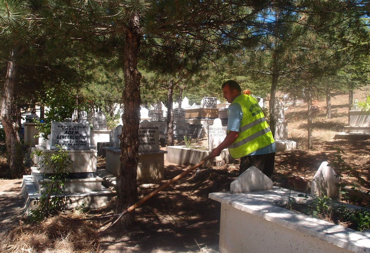 Sungurlu\'da Mezarlıklar Bakıma Alındı
