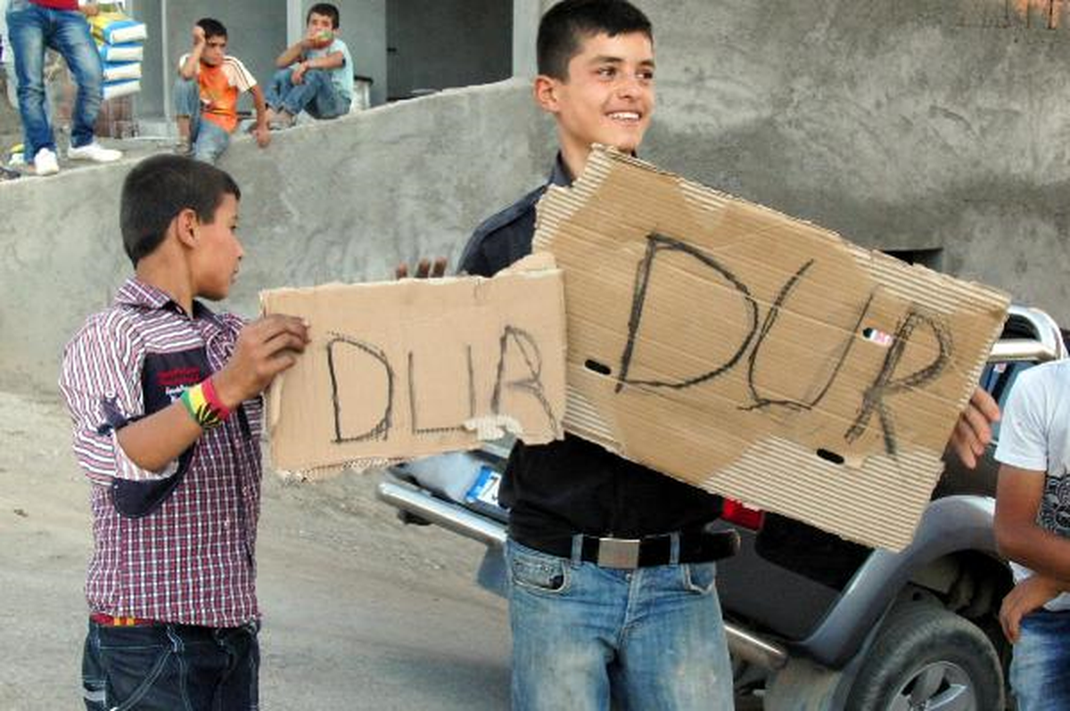 Sürücülerin Mahalleden Güvenli Geçişini Çocuklar Sağlıyor