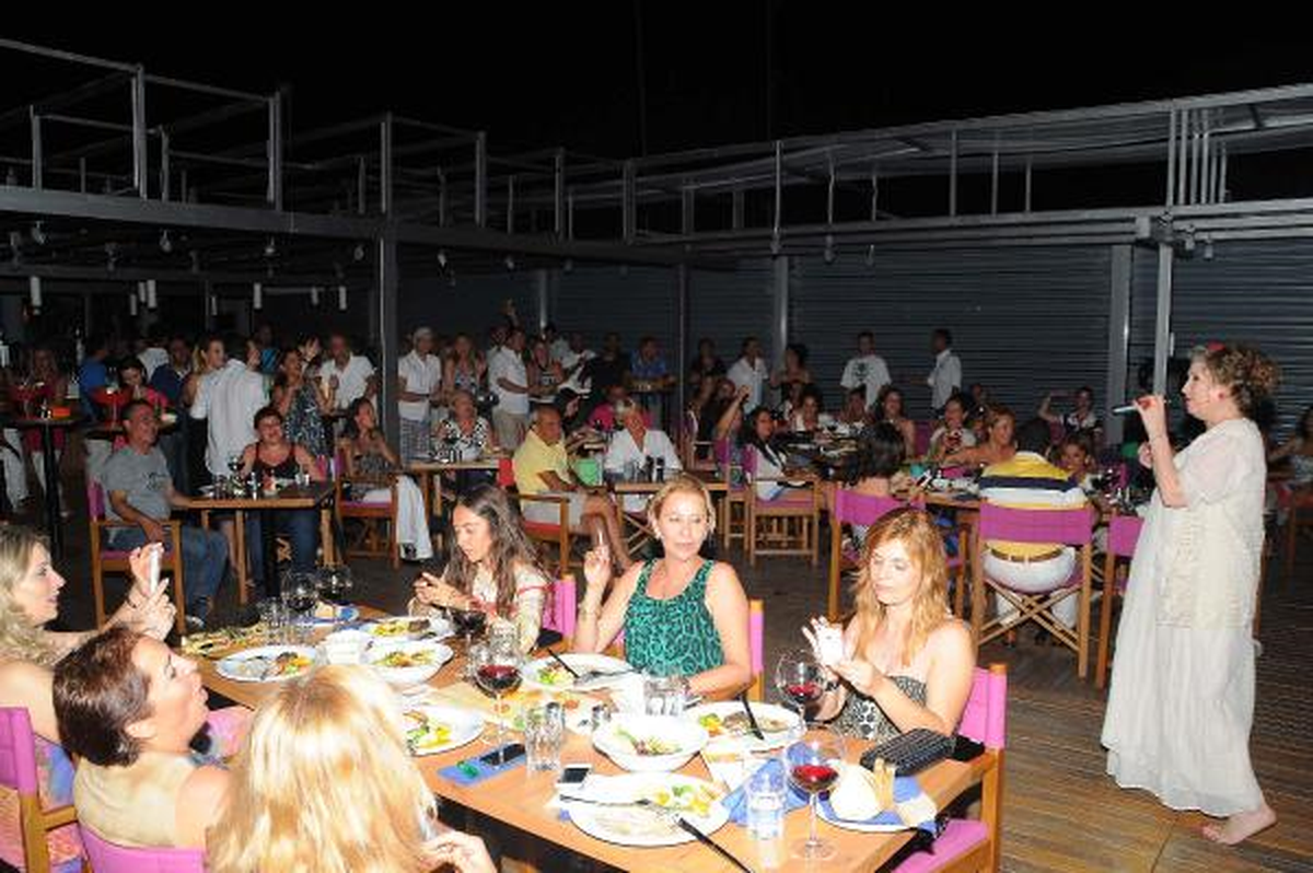 Suzan Kardeş\'ten Çeşme\'de Konser