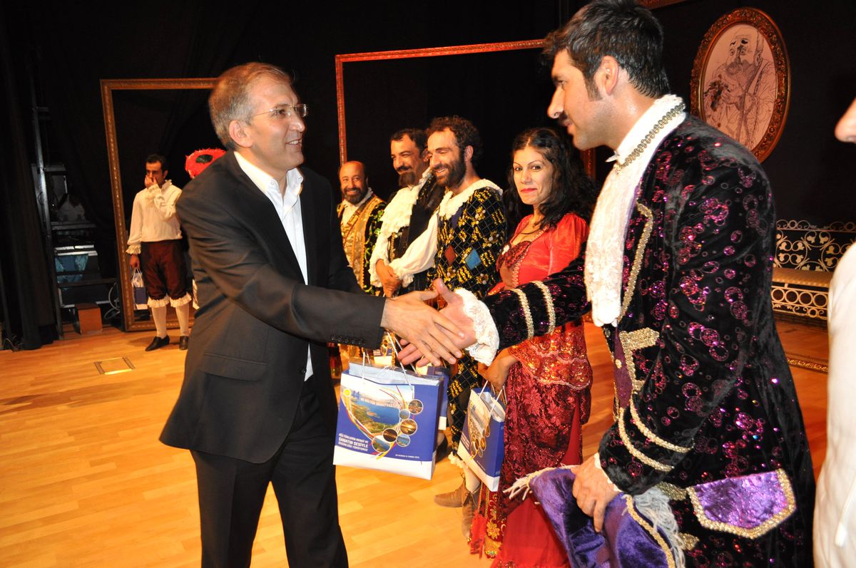 Tatvan\'da Kürtçe Tiyatro Oyunu Sahnelendi