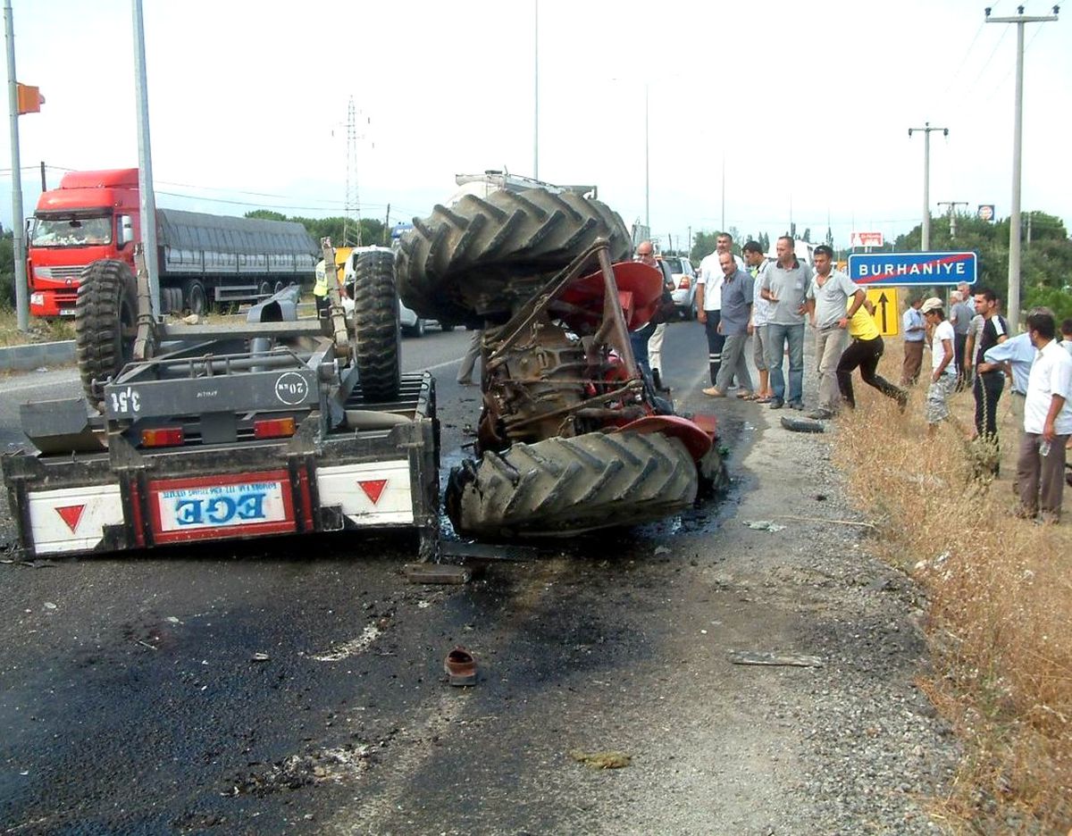 Tır Traktöre Çarptı: 3 Yaralı