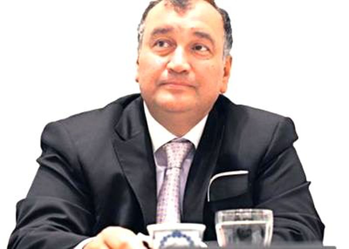 Ülker Bir Yabancıyla El Sıkıştı
