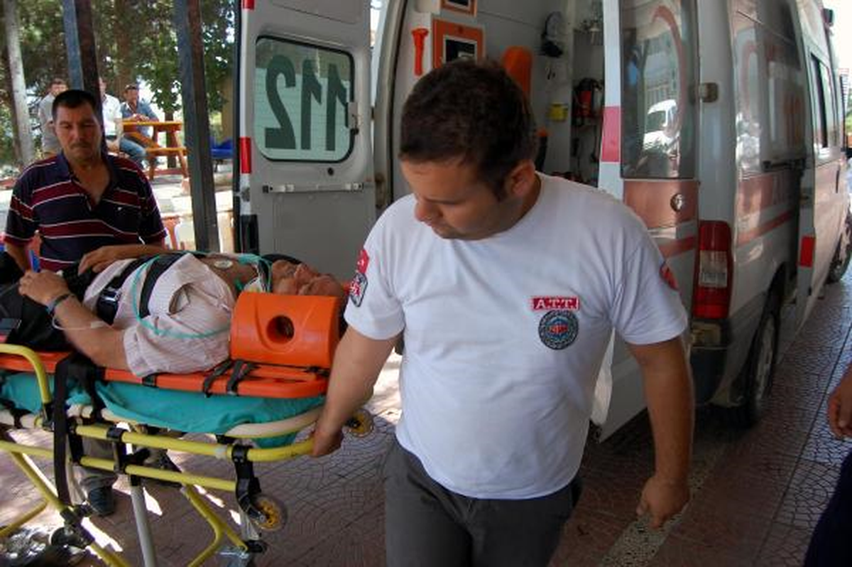 Virajı Dönemeyen Kamyonet Devrildi: 1 Ölü 1 Yaralı