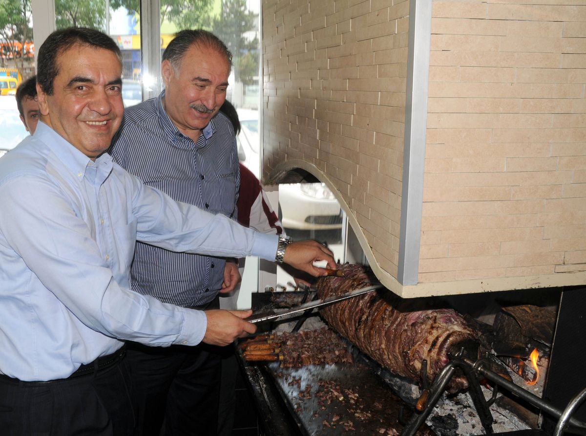 Yılmaz ve Saygılıoğlu Birlikte Cağ Kebabı Kesti