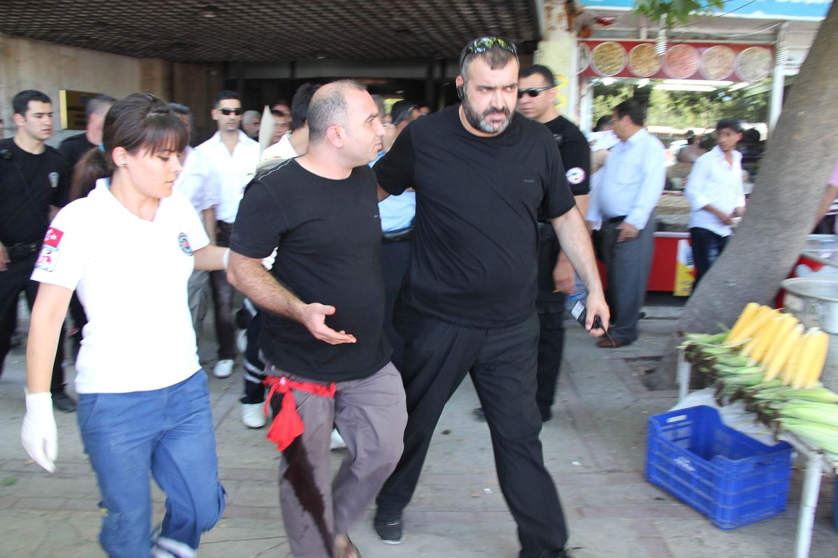 Adliye Önünde Bıçaklı Kavga: 3 Yaralı