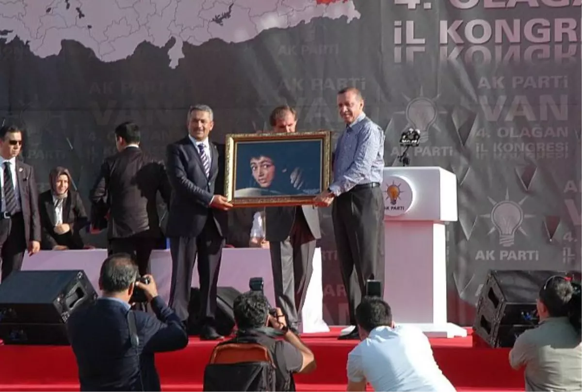 AK Parti Van İlbaşkanı Aras\'tan Başbakan\'a Erdoğan\'a Anlamlı Hediye