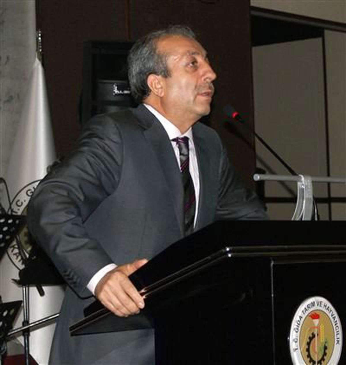 Bakan Eker, Silivri\'de Buğday Biçti