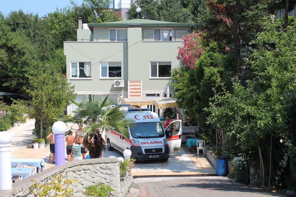 Balkondan Düşen Kadın Hayatını Kaybetti