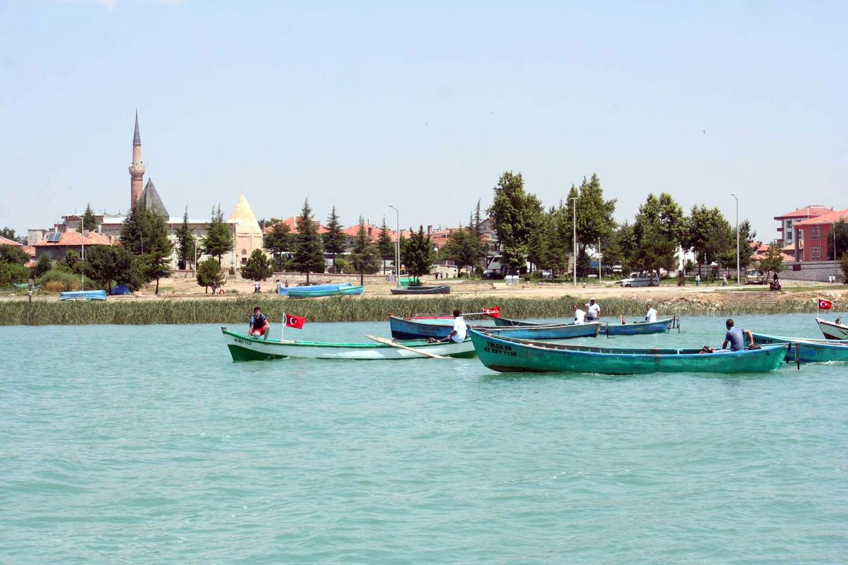 Beyşehir Gölü\'nde Balıkçı Tekneleri Yarıştı