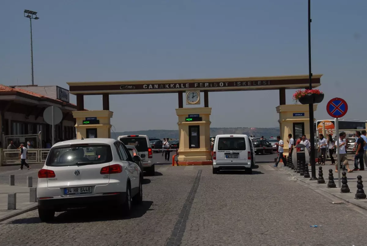 Çanakkale\'de Feribot Kuyruğu Trafiği Kilitledi
