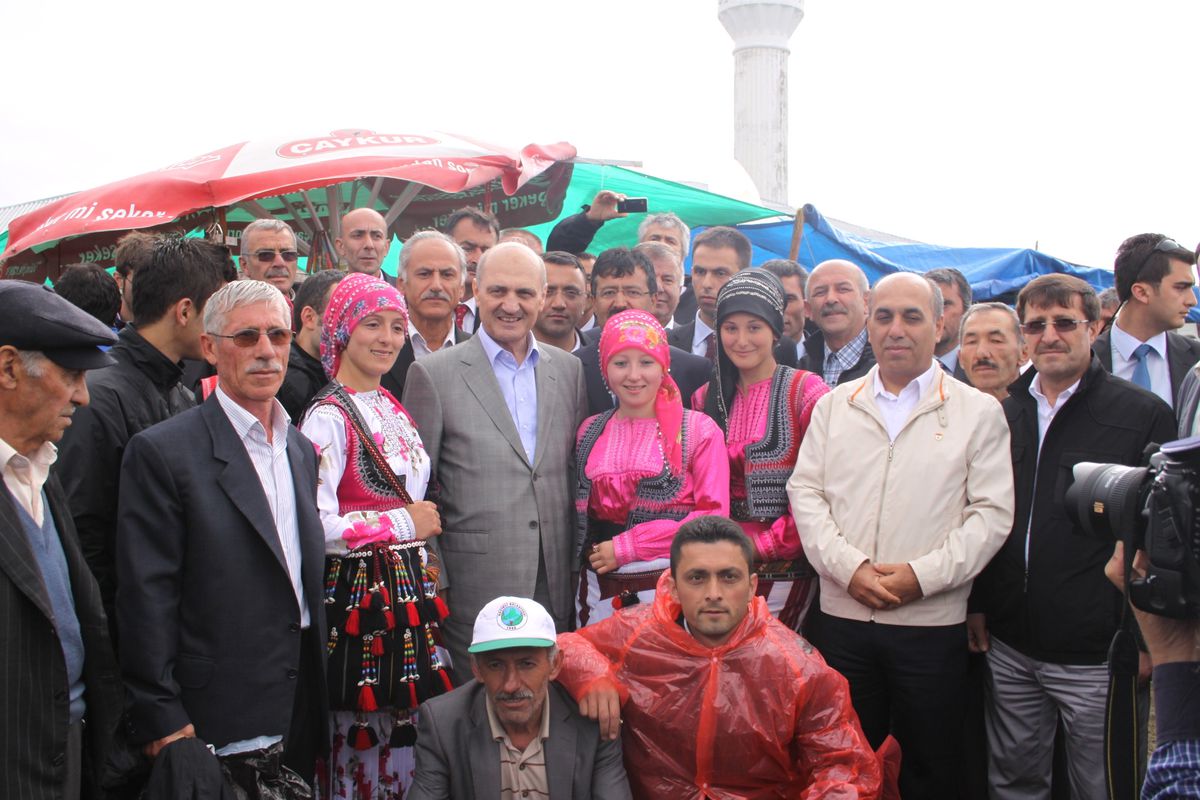 Çevre ve Şehircilik Bakanı Erdoğan Bayraktar 193. Sis Dağı Yayla Şenliği\'ne Katıldı