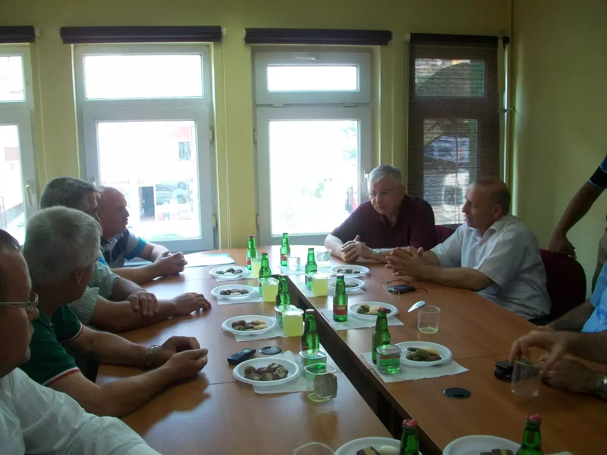 Çiftçilerimiz Önümüzü Kesip, Boynumuza Sarılıyor