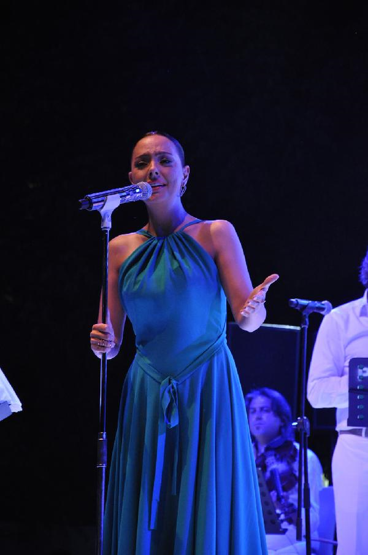 Ebru Gündeş'e 'Mobilya Şehri' İnegöl'de Kızı İçin Salıncak Hediye Edildi