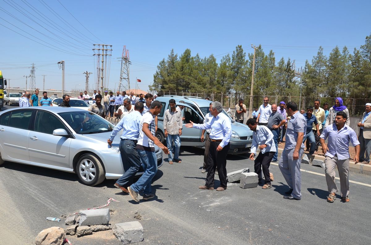 Elektrik İçin Yolu Trafiğe Kapatan Gruba Polis Müdahalesi