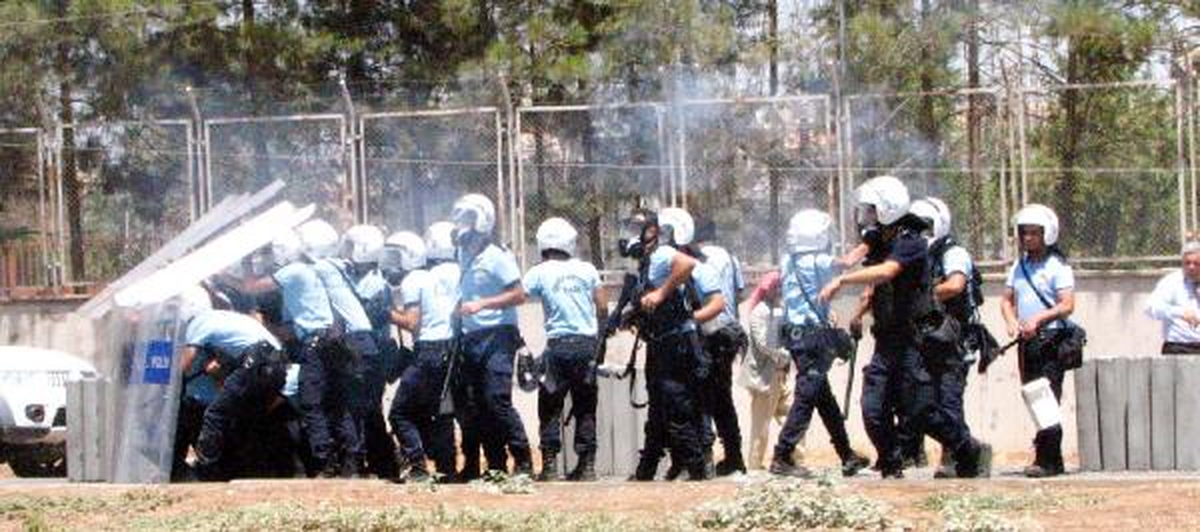 Elektrik Kesintilerini Protesto Eden Çiftçiler Polisi Taşladı