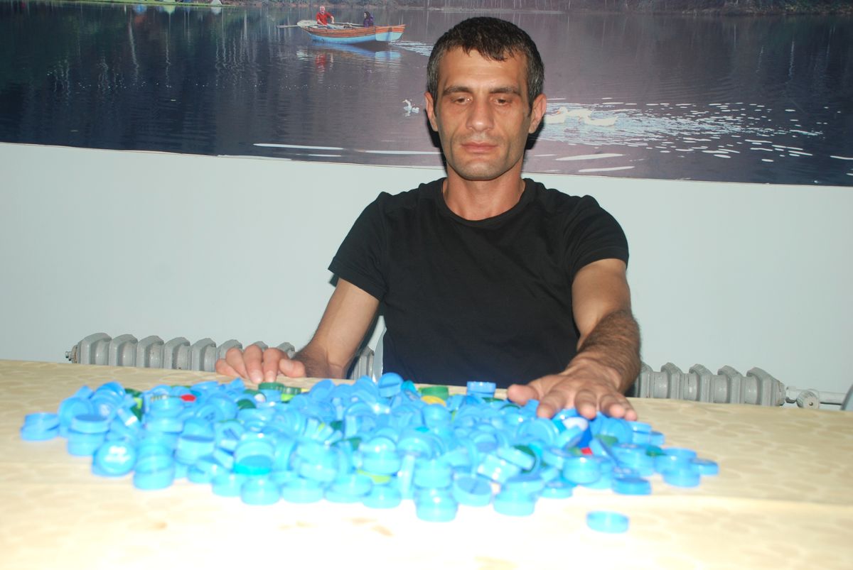 Engelliler İçin Tek Başına Bin Mavi Kapak Topladı