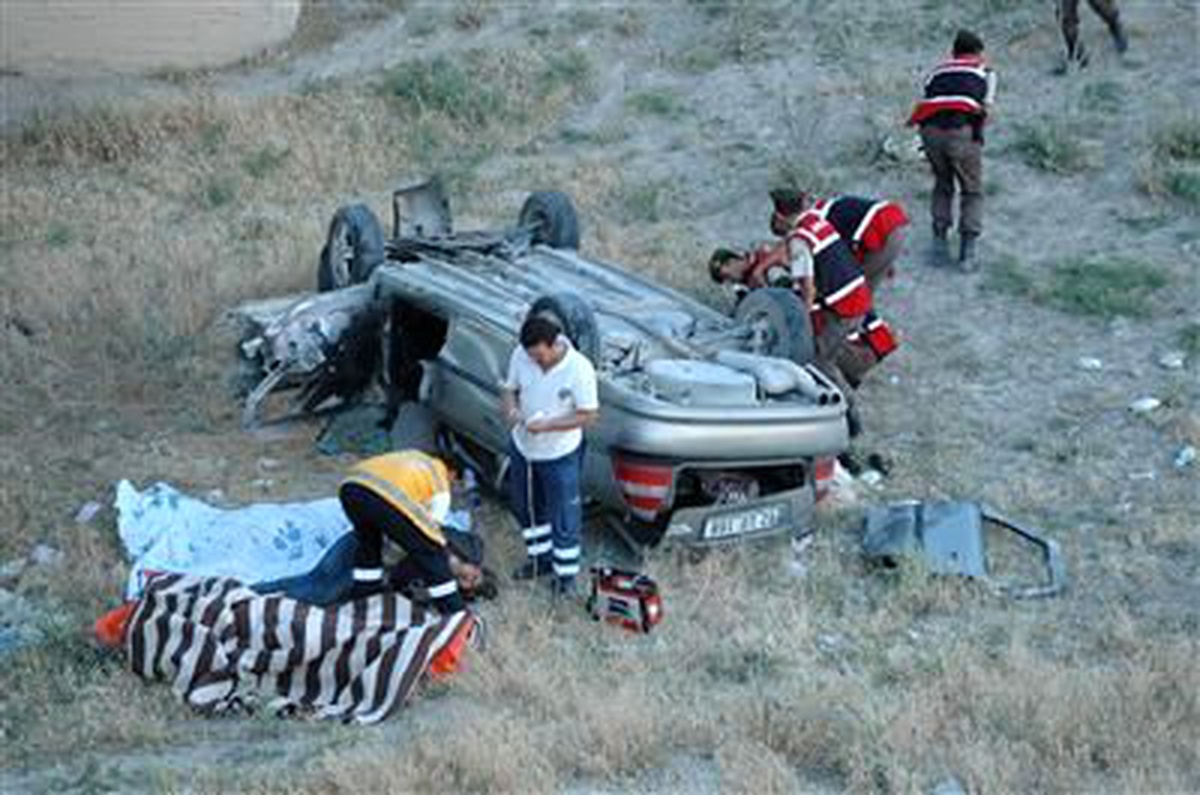 Eşinin Halasını Kaçırırken Kaza Yaptı: 4 Ölü