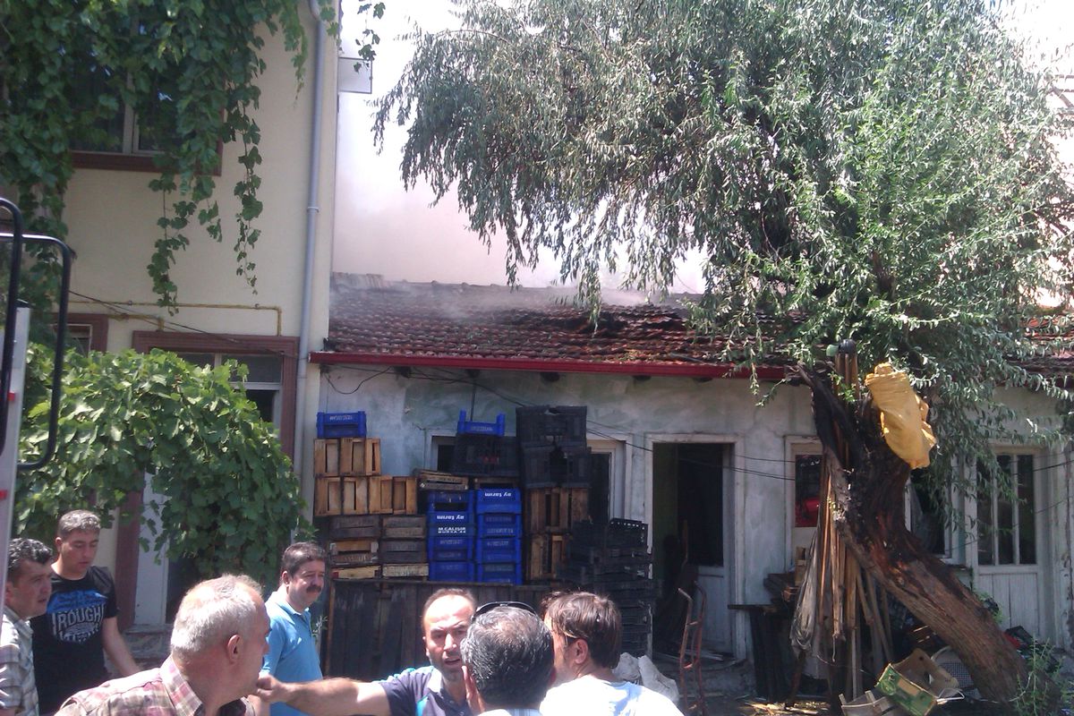 Ev Alevlere Teslim Oldu