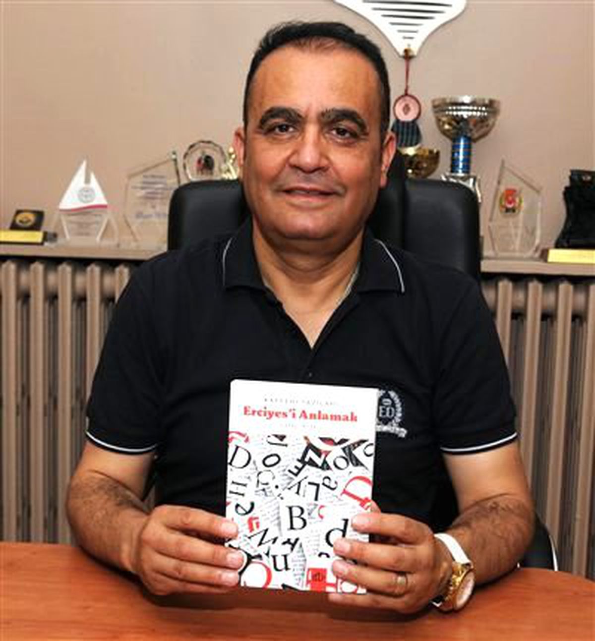 Gazeteci Oktay Ensari\'nin Kitabı Çıktı