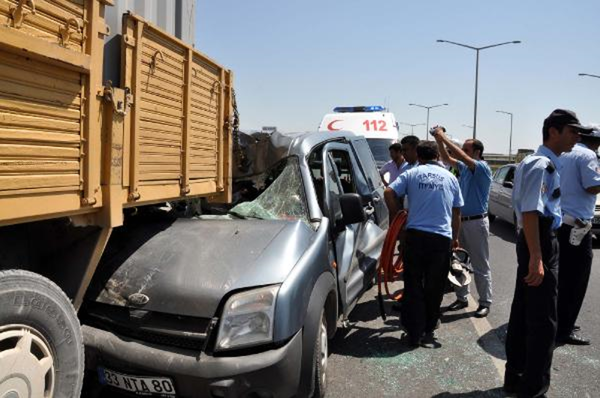 Hafif Ticari Araç, Kaymonun Altına Girdi; 2 Yaralı