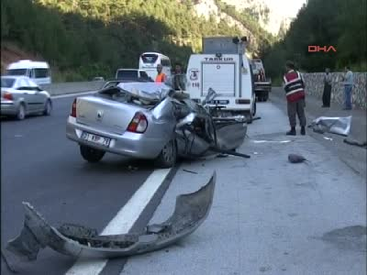 Hafif Ticari Araç, Kaymonun Altına Girdi; 2 Yaralı