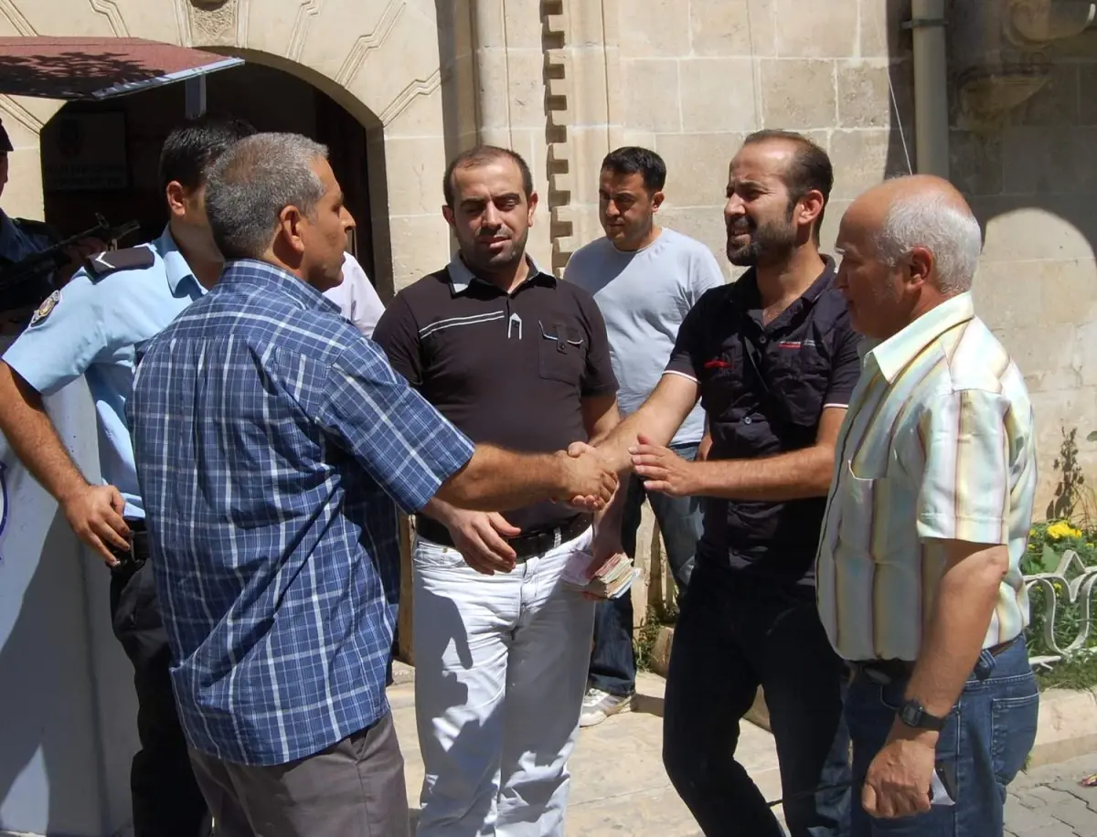 İşsiz Vatandaş, Bulduğu 15 Bin TL'yi Polis Ekiplerine Teslim Etti