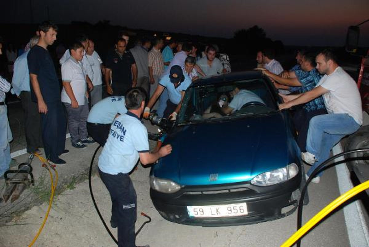 Kazada Otomobilde Sıkışan Hamile Eşinin Elini Bırakmadı
