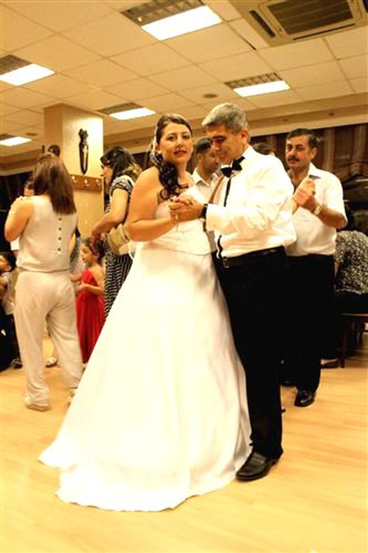 Kendi Düğününde Fotoğraf Çekti