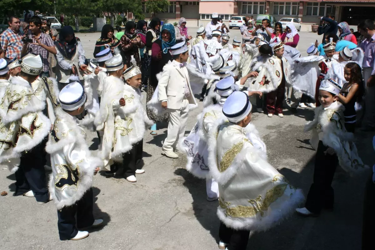 Kızılay Afyonkarahisar\'da 40 Çocuğu Sünnet Ettirdi