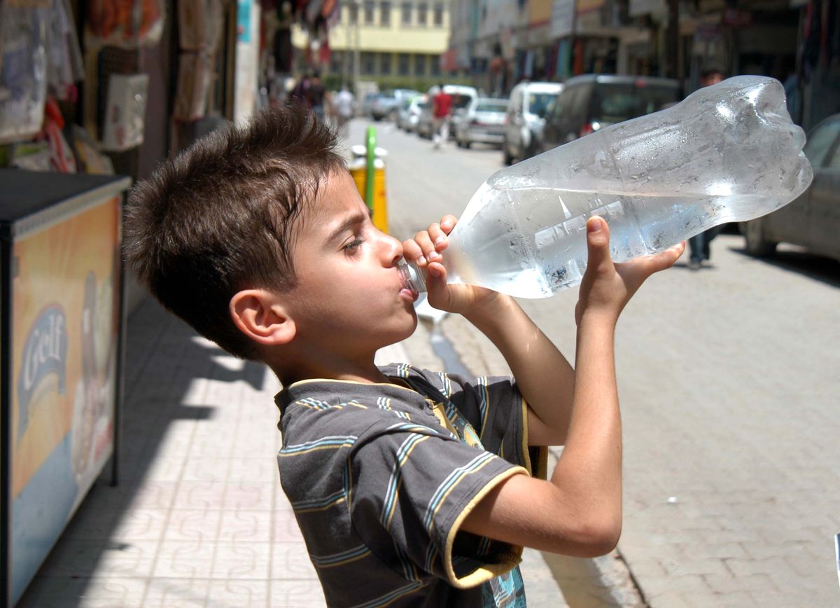 Kızıltepe\'de Aşırı Sıcaklardan Bunalanlar Kendilerini Serin Yerlere Atıyor