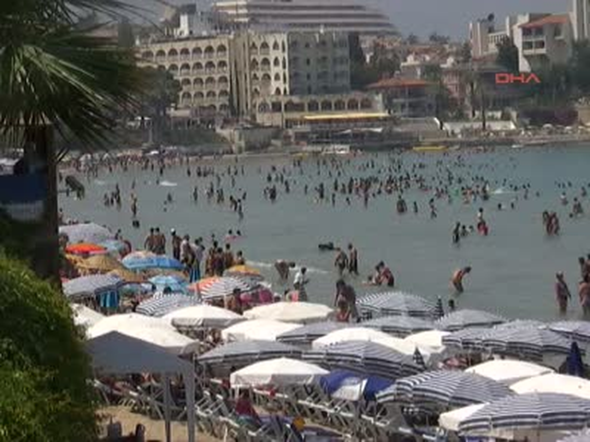 Kuşadası\'nda Plajlar Doldu