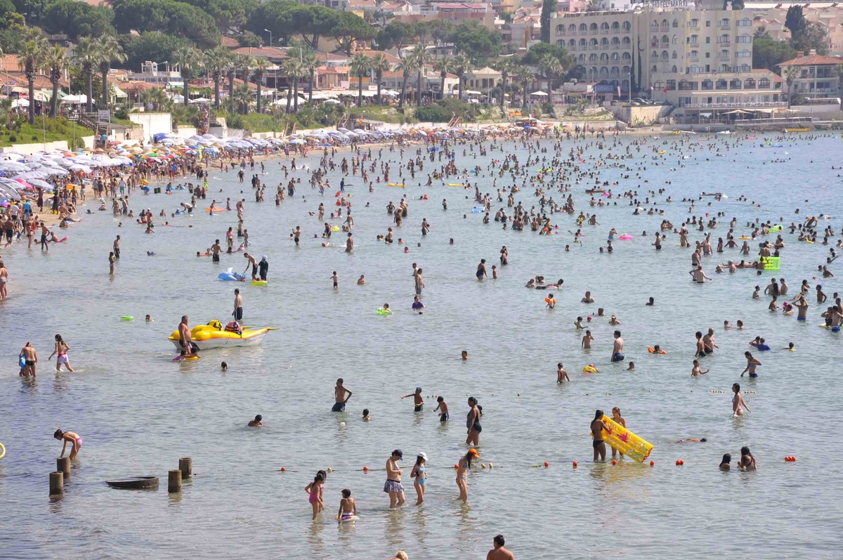 Kuşadası Plajlarında İnsan Seli