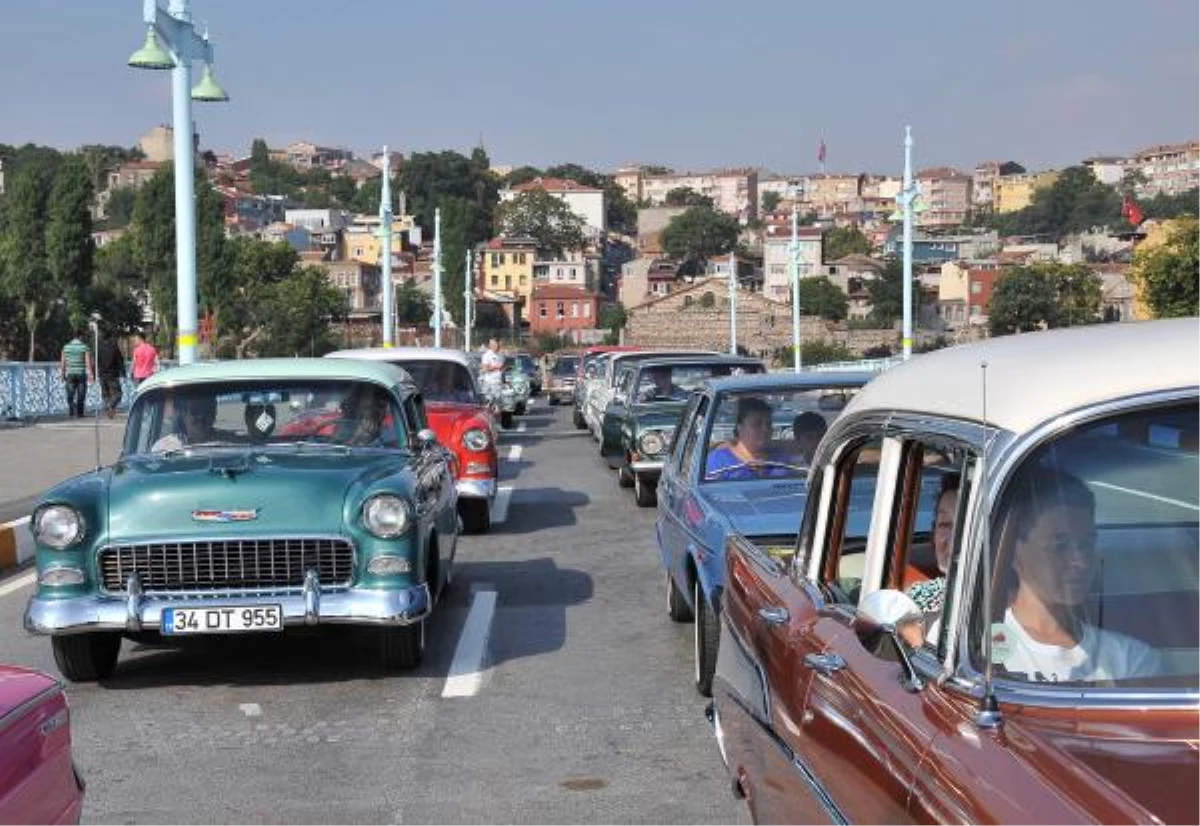 Nostaljik Köprüde Klasik Otomobillerin Protestosu